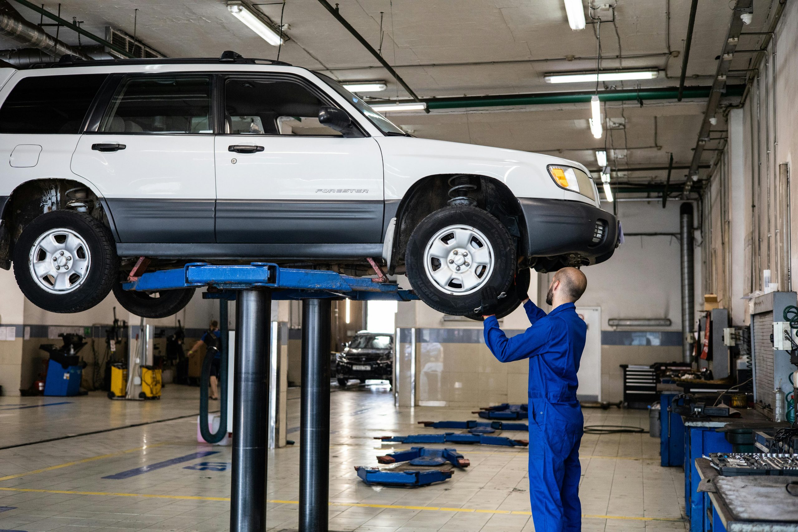 Technicien effectuant un contrôle technique automobile